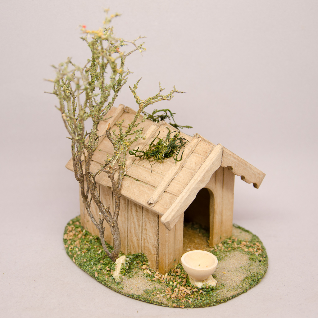Hundehütte mit Baum