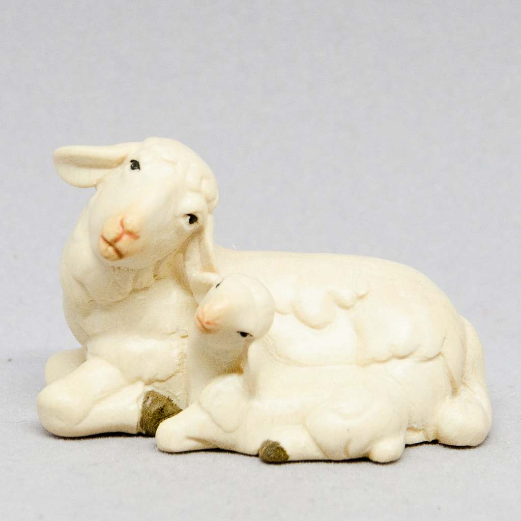 Schaf liegend mit Lamm