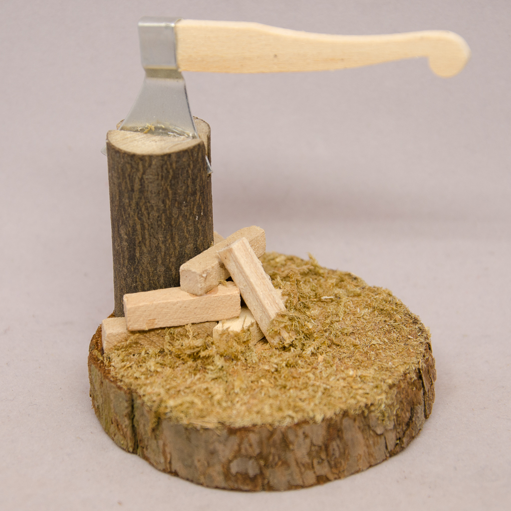 Hackstock mit Axt und Holzscheite